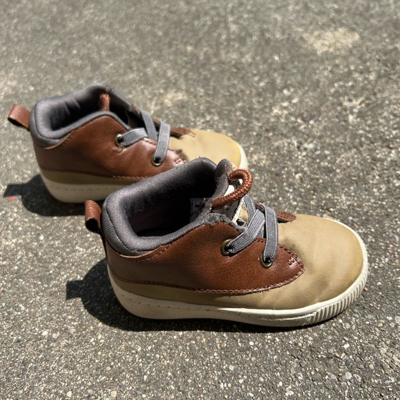 Carter’s Toddler Shoes Size 6 - Picture 3 of 8